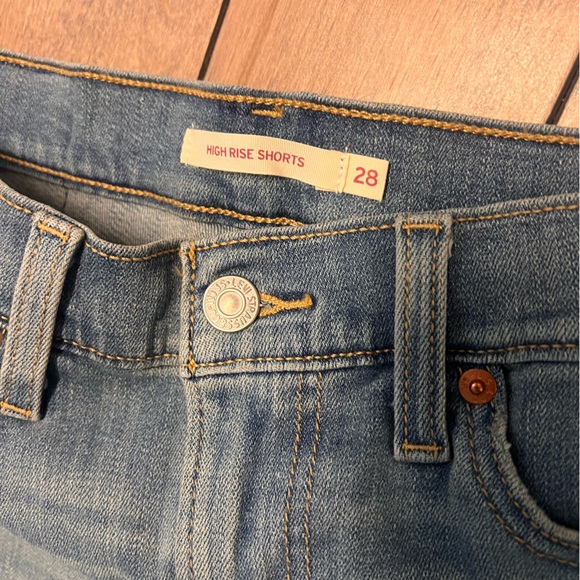 Levi’s High Rise Shorts - Picture 4 of 4